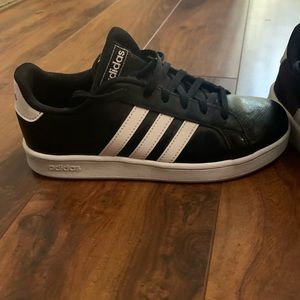 Like new. Worn twice. GRAND COURT LACE-UP SHOES. Size 5.